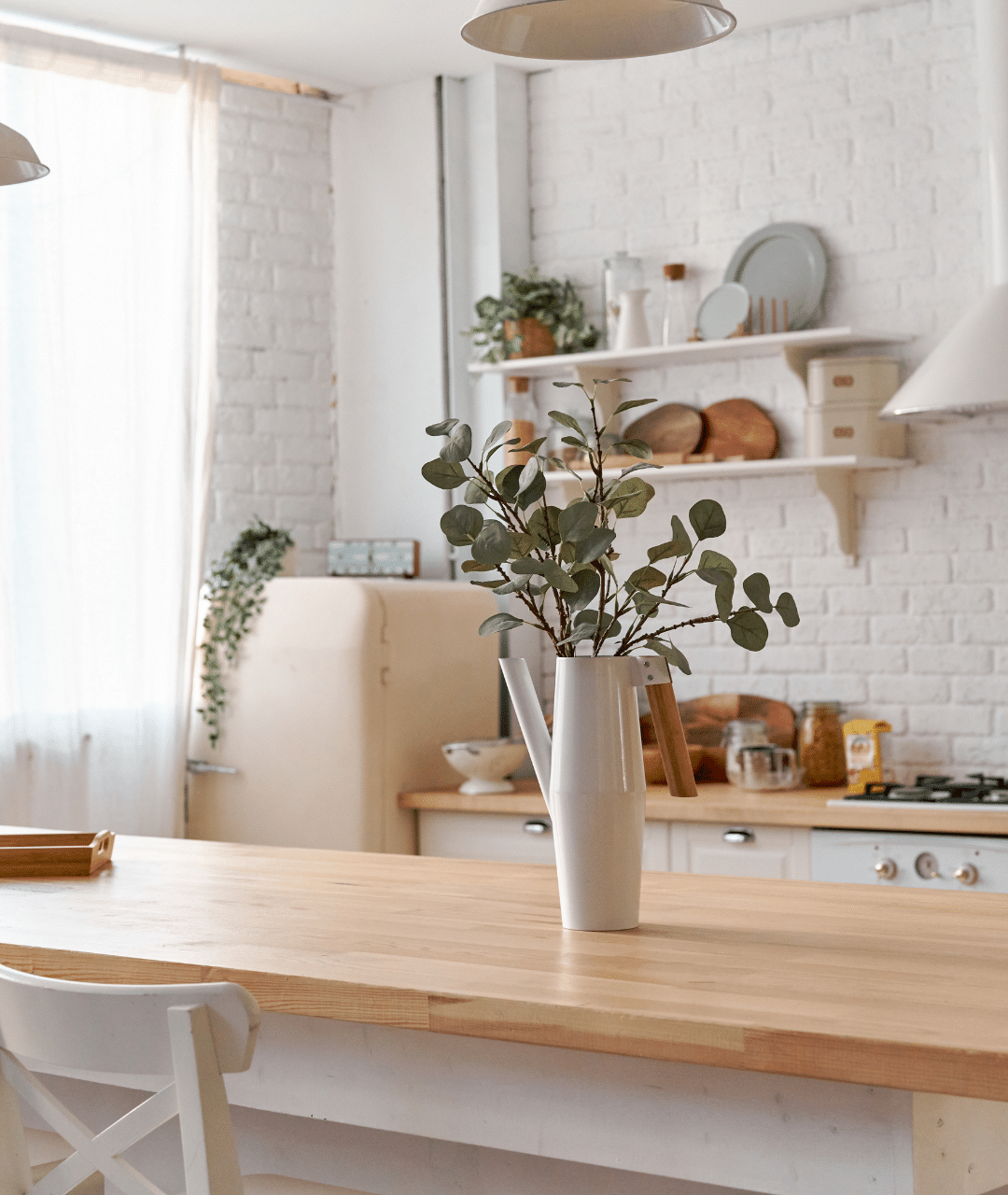 אי במטבח עם אגרטל לבן מעליו