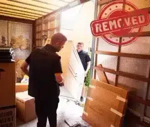 עובדים במחסן רהיטים